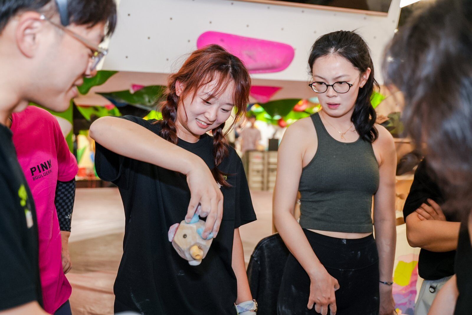 活动中一起交流的攀岩朋友